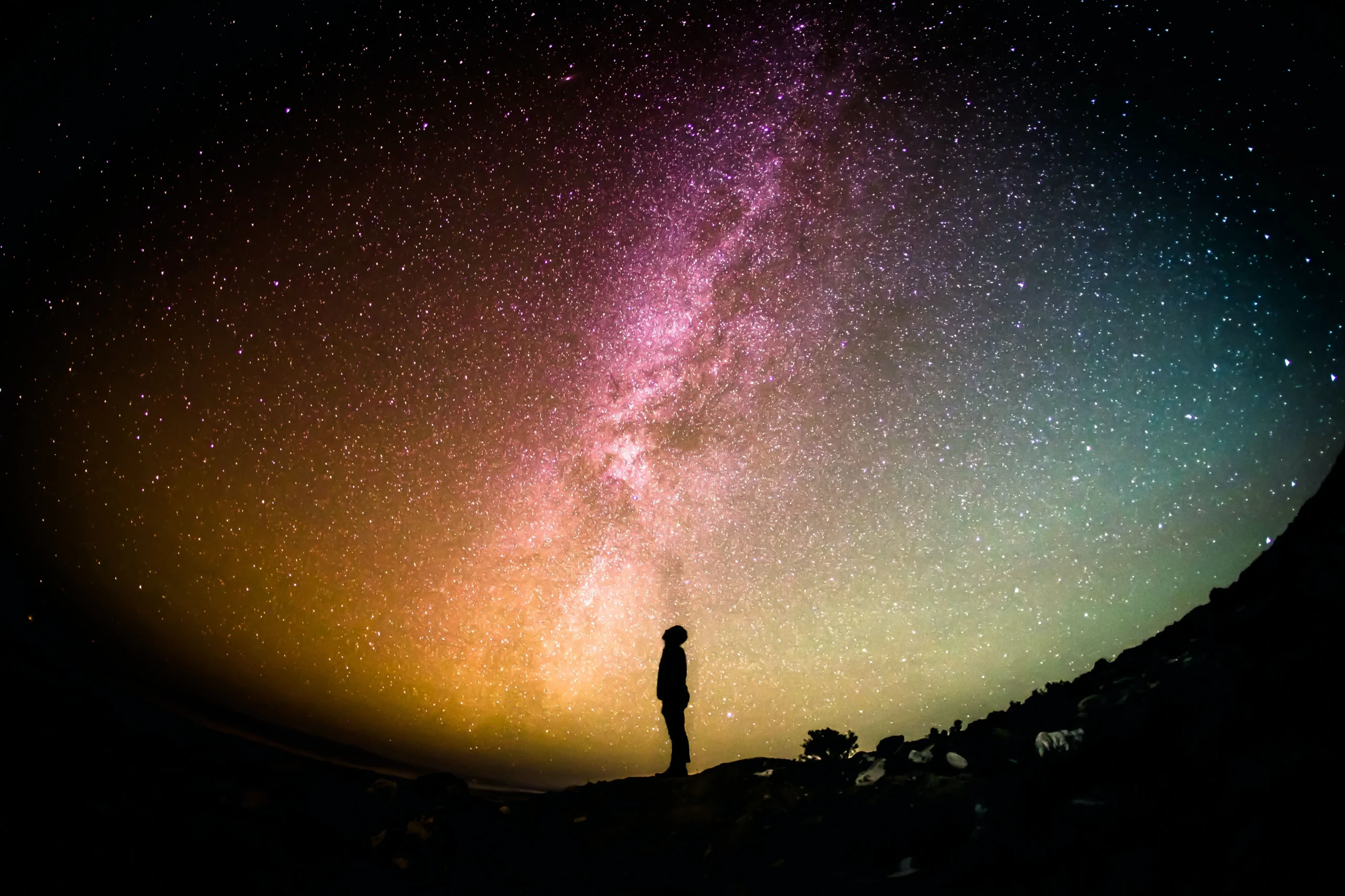 die glueckshexe - Die Silhuette eines Mannes vor einem Sternenhimmel bei Nacht